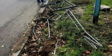 Невідомий протаранив паркан і зник: поліція шукає очевидців ДТП у Миколаєві, – ФОТО