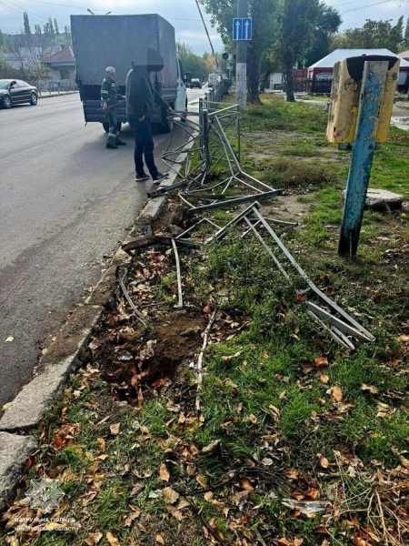 Невідомий протаранив паркан і зник: поліція шукає очевидців ДТП у Миколаєві, - ФОТО