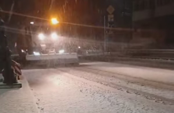 Під час першого снігу на дороги Рівненщини висипали кілька тон протиожеледних матеріалів