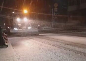 Під час першого снігу на дороги Рівненщини висипали кілька тонн протиожеледних матеріалів