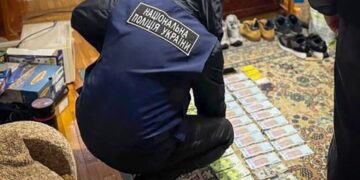 Поліцейські повідомили підозру посадовцю Держпродспоживслужби та його пособнику за фактом вимагання та одержання неправомірної вигоди