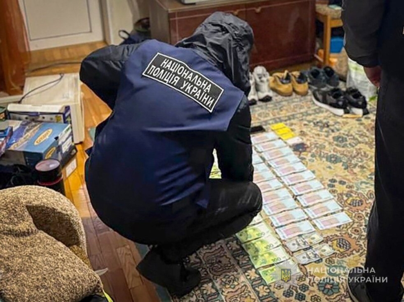 Поліцейські повідомили підозру посадовцю Держпродспоживслужби та його пособнику за фактом вимагання та одержання неправомірної вигоди