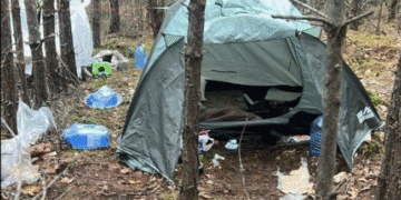 Поліцейський, який вкрав 13 млн грн, переховувався в наметі на Рівненщині