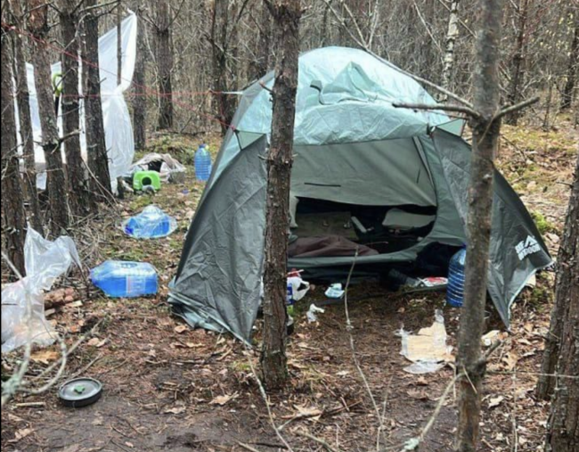 Поліцейський, який вкрав 13 млн грн, переховувався в наметі на Рівненщині