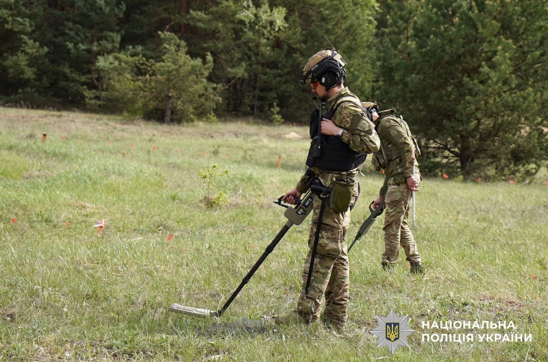 Поліція Полтавщини застерігає громадян не торкатися уламків дронів та суббоєприпасів