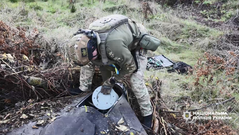 Поліція Полтавщини застерігає громадян не торкатися уламків дронів та суббоєприпасів