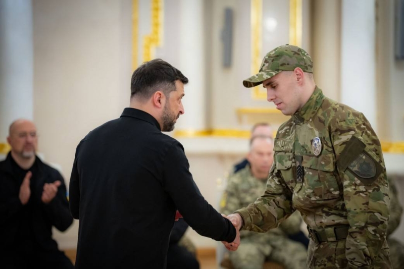 Президент Володимир Зеленський вручив державні нагороди воїнам та рідним загиблих Героїв України