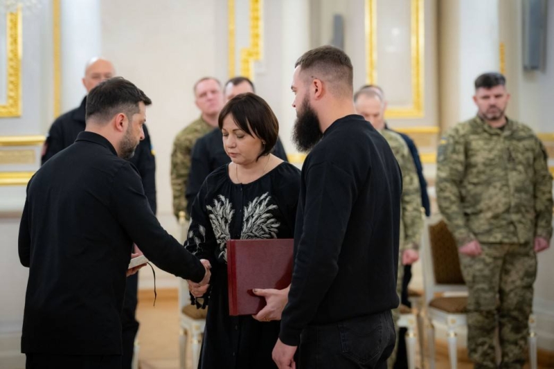 Президент Володимир Зеленський вручив державні нагороди воїнам та рідним загиблих Героїв України