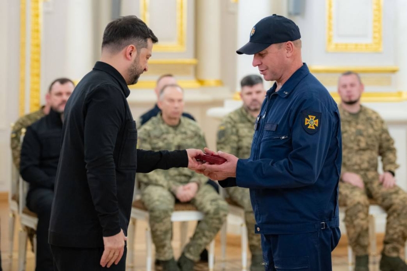 Президент Володимир Зеленський вручив державні нагороди воїнам та рідним загиблих Героїв України