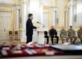 Президент Володимир Зеленський вручив державні нагороди воїнам та рідним загиблих Героїв України 