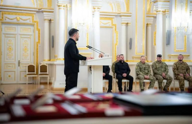 Президент Володимир Зеленський вручив державні нагороди воїнам та рідним загиблих Героїв України