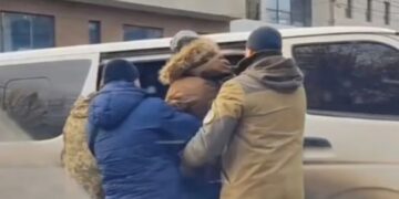 Рівняни трощили бус ТЦК, поки ті затримували чоловіка (ВІДЕО)