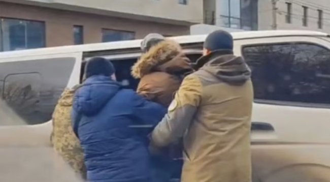 Рівняни трощили бус ТЦК, поки ті затримували чоловіка (ВІДЕО)