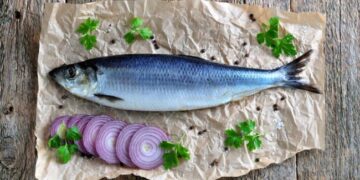 Рівняни знаходять «черв’яків» у рибі: що кажуть фахівці