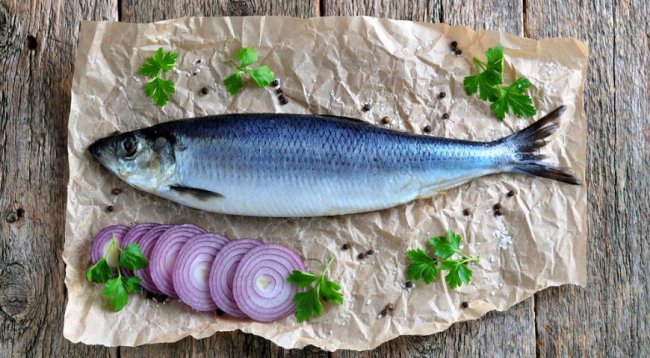 Рівняни знаходять «черв’яків» у рибі: що кажуть фахівці