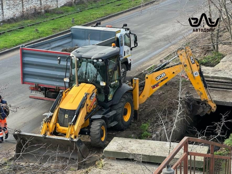 Щит від підтоплень: на Індустріальній очищають ключовий міський колектор №13, - ФОТО