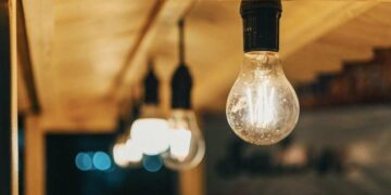 Сумарно по 12 годин без світла: графіки відключення електроенергії по Миколаївській області на завтра