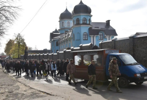 У Гощі поховали відважного бійця, який неодноразово рятував побратимів з гарячих точок (ФОТО)