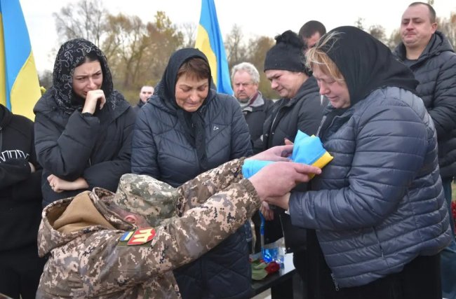 У Гощі поховали відважного бійця, який неодноразово рятував побратимів з гарячих точок (ФОТО)