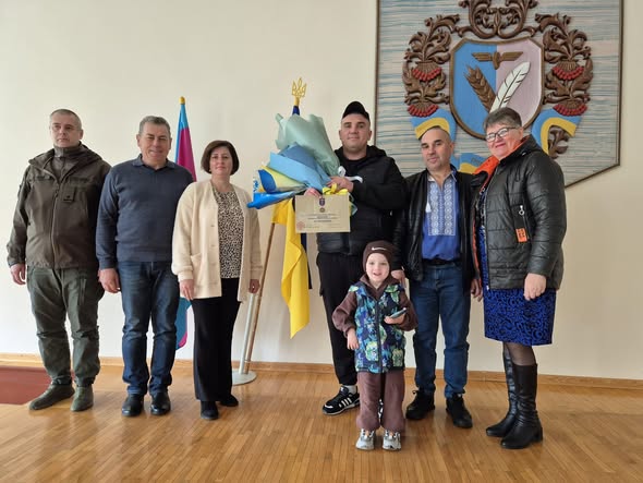 У Гребінці ветерану війни Сергію Гладишку передали нагороду міністра оборони України