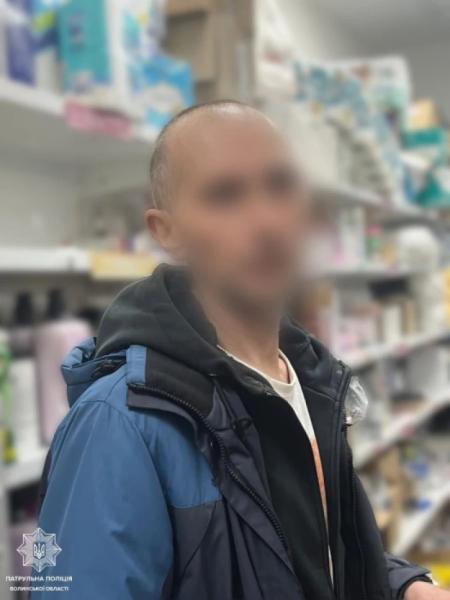 У Луцьку затримали чоловіка, який неодноразово вчиняв крадіжки та мав при собі речовину, схожу на наркотичну