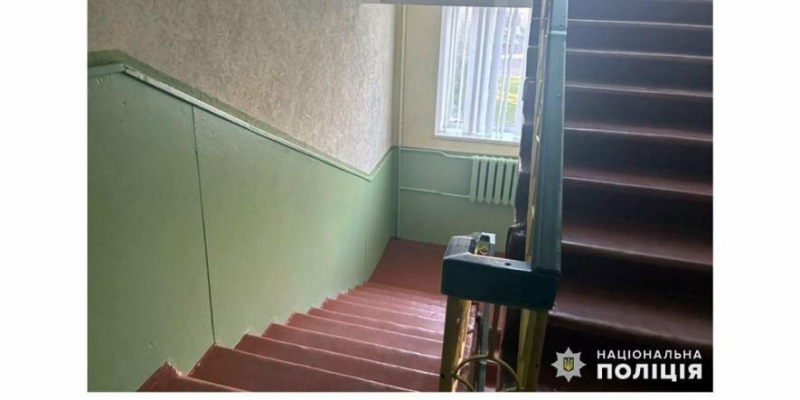 У Миколаєві сусід штовхнув жінку зі сходів: підозрюваного взято під варту