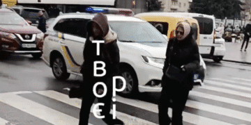 У Рівному люди перебігали дорогу прямо перед колоною «На щиті» (ВІДЕО)