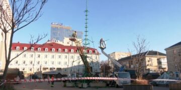 У Рівному встановлюють одразу кілька новорічних ялинок