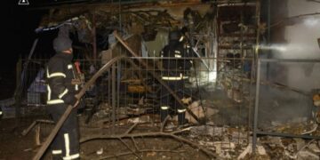 У Сумській громаді рятувальники ліквідували пожежу, спричинену ворожою атакою (ВІДЕО)