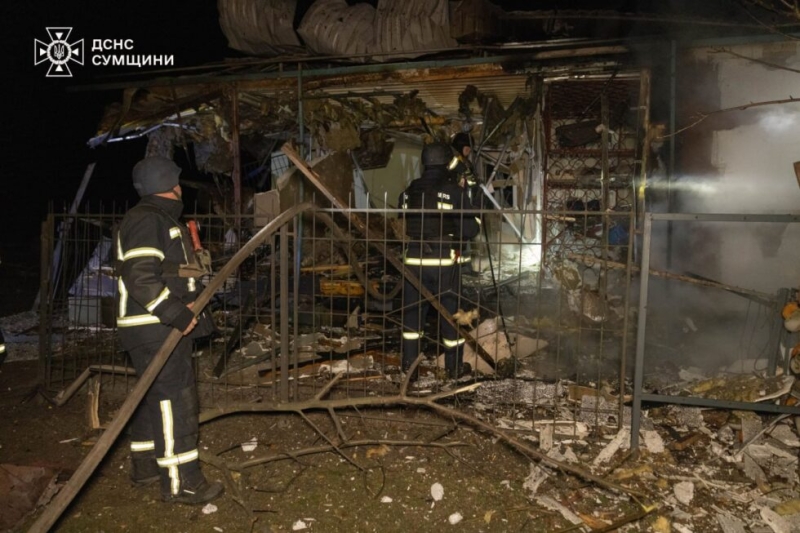 У Сумській громаді рятувальники ліквідували пожежу, спричинену ворожою атакою (ВІДЕО)