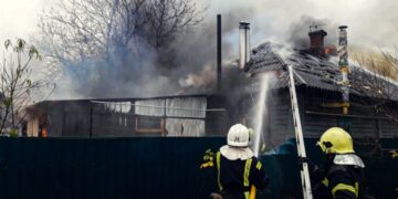 В Охтирці рятувальники ліквідували пожежу в житловому секторі (ВІДЕО)