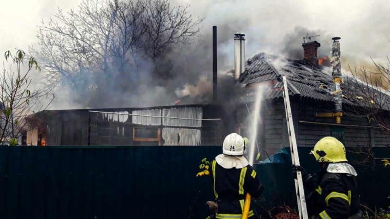 В Охтирці рятувальники ліквідували пожежу в житловому секторі (ВІДЕО)