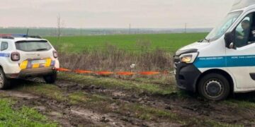 Заблукала через навігатор: на Миколаївщині офіцери громади витягли вантажівку, що загрузла посеред поля, – ФОТО