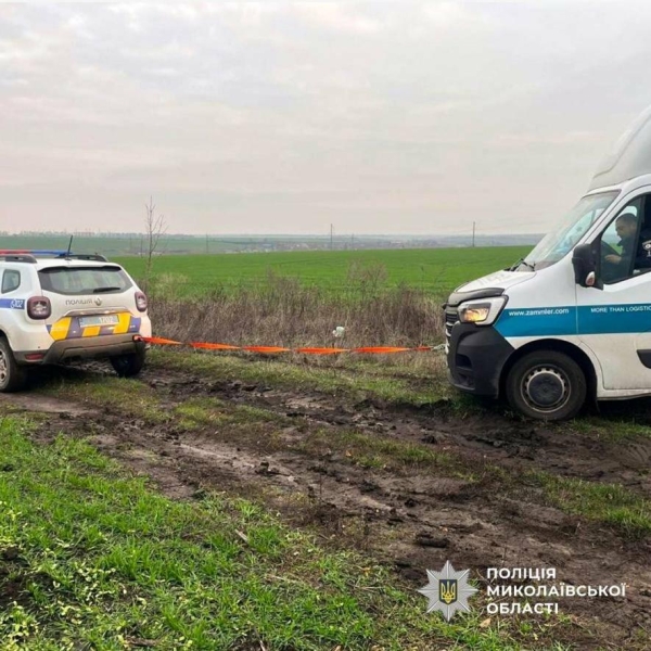 Заблукала через навігатор: на Миколаївщині офіцери громади витягли вантажівку, що загрузла посеред поля, - ФОТО