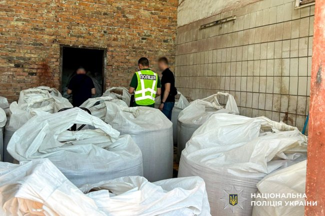 Замість міндобрив - фарбована крейда: у Рівному упіймали фальсифікаторів (ФОТО)