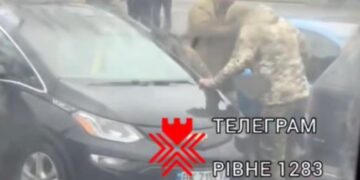 З’ясовують, що за військові на залізничному вокзалі Рівного били людину (ВІДЕО)