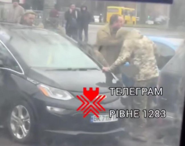 З’ясовують, що за військові на залізничному вокзалі Рівного били людину (ВІДЕО)