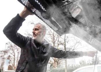 Що робити, якщо двигун перегрівся у заторі: пояснення автомеханіка