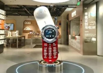 У китайському музеї мобільних телефонів виставлена двометрова функціональна репліка легендарної Motorola V70