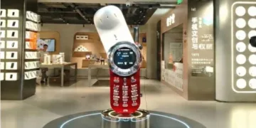 У китайському музеї мобільних телефонів виставлена двометрова функціональна репліка легендарної Motorola V70