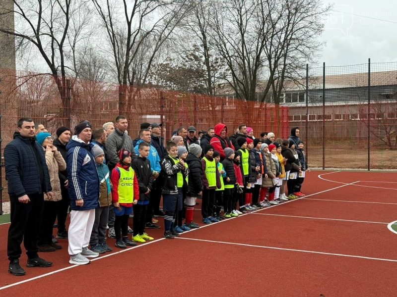 «Футбол звучить сильніше за сирени»: як у Запоріжжі діти повертаються до гри на нових шкільних майданчиках