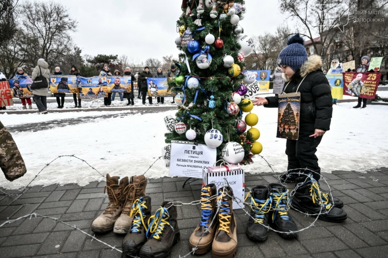 &laquo;Замість різдвяних подарунків - пожиттєві вироки&raquo;: у Запоріжжя відбувся перформанс &laquo;Різдво в полоні&raquo;
