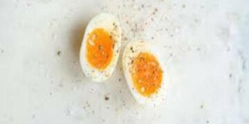 “Ніколи не заливайте варені яйця холодною водою”: розкрито простий секрет для ідеального результату