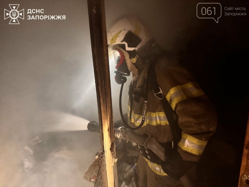 У Запоріжжі з палаючої багатоповерхівки врятували п&rsquo;ятьох людей: серед них дитина