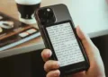 Читай на ходу: представлено Xteink X4 — компактний E Ink-рідер, який кріпиться до смартфона