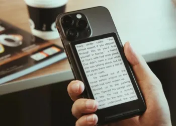 Читай на ходу: представлено Xteink X4 — компактний E Ink-рідер, який кріпиться до смартфона