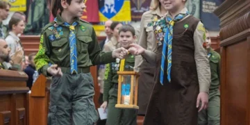 Пластуни принесли Вифлеємський вогонь миру у Київраду (фото)