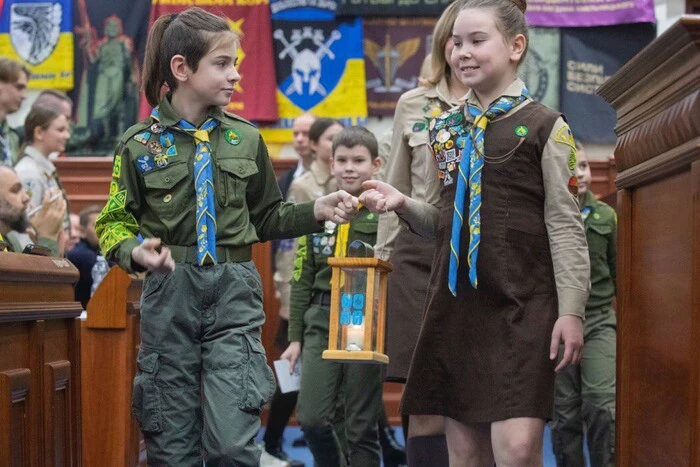 Пластуни принесли Вифлеємський вогонь миру у Київраду (фото)