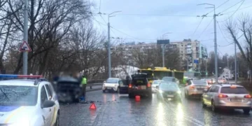 Лобове зіткнення на Подільському узвозі: рух транспорту ускладнено (відео)