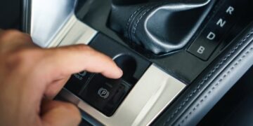 Чому сучасні автомобілі відмовляються від ручного стоянкового гальма